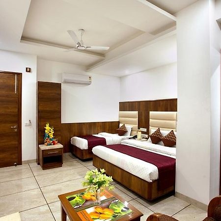 Hotel The Grand Inn Jammu Buitenkant foto