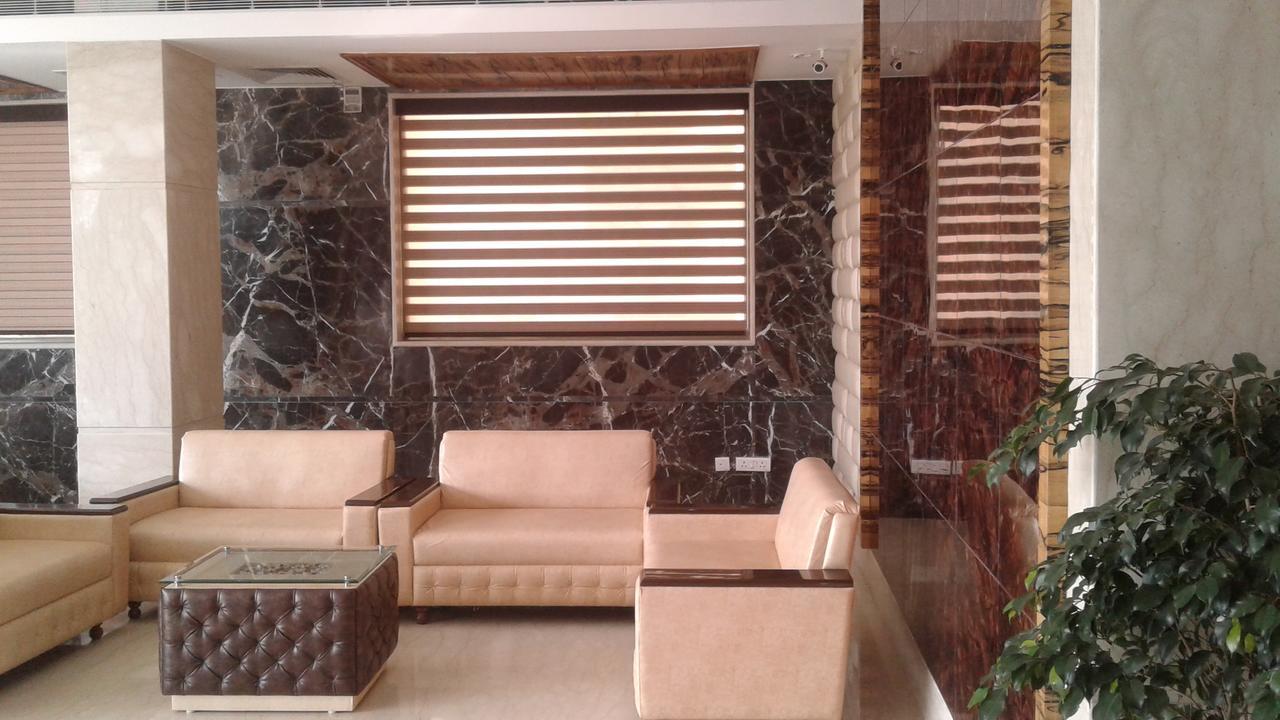 Hotel The Grand Inn Jammu Buitenkant foto