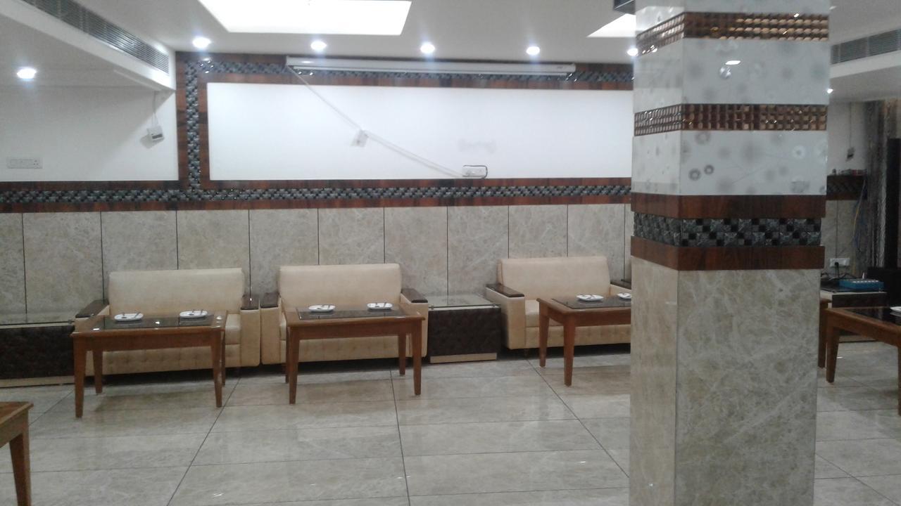 Hotel The Grand Inn Jammu Buitenkant foto